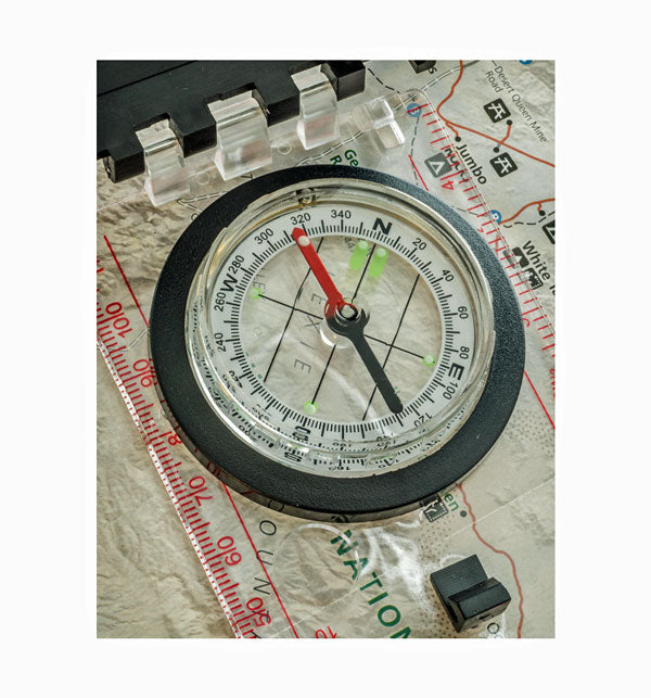 MAP COMPASS WITH SIGHTING MIRROR AND GLOWING MARKERS